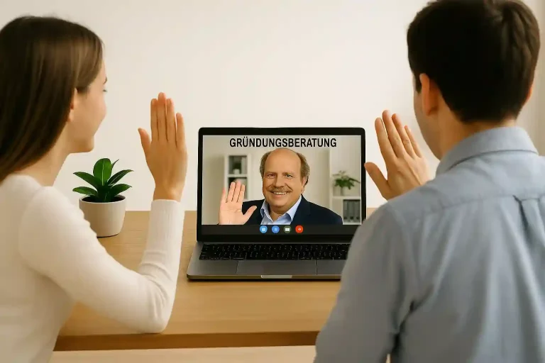 Zwei Personen winken dem Coach auf einem Laptop-Bildschirm zu, Pflanze im Hintergrund.