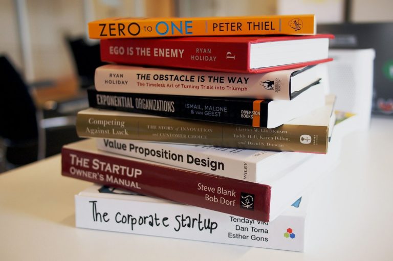 Stapel von Bücher über Unternehmertum, Design und persönliche Entwicklung.